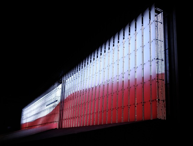 Polska flaga wyświetlana na budynku